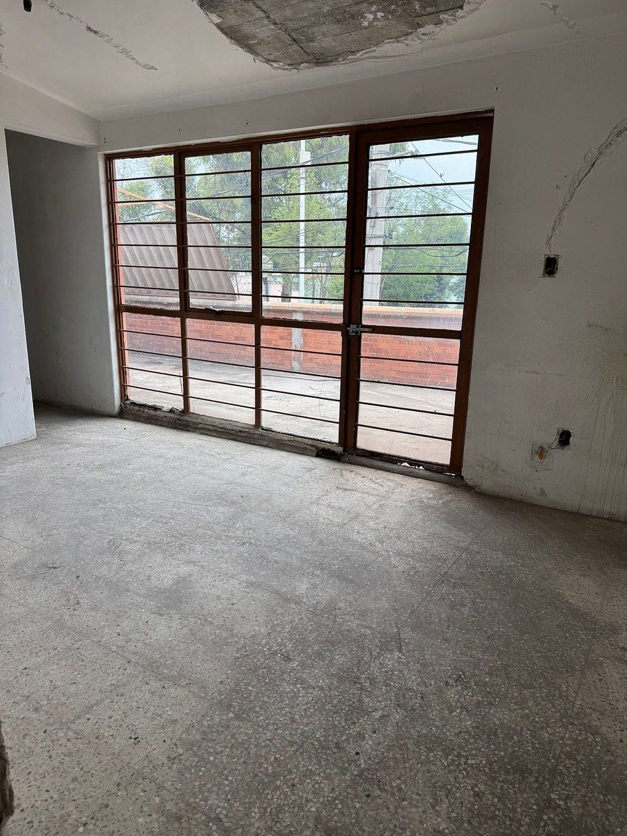Atención Inversionista!!  Casa para remodelar con dos locales súper ubicada!, foto 1 de 13