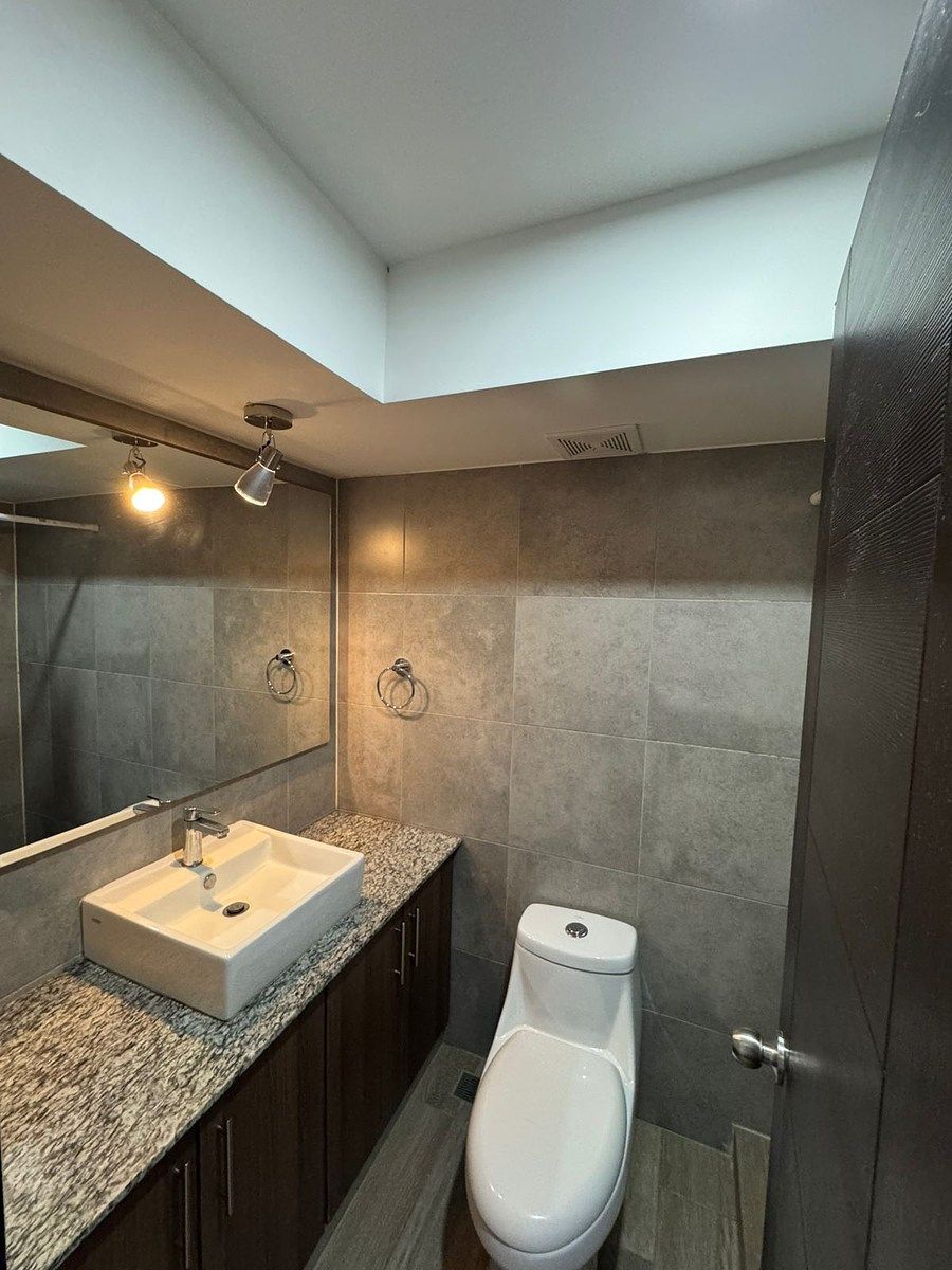 Apartamento en renta en zona 16 - Image 4
