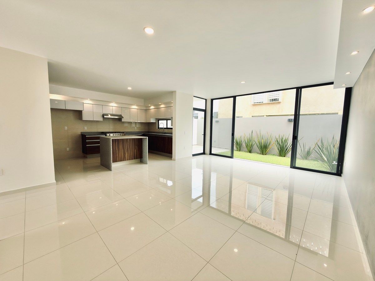 CASA NUEVA EN VENTA EN SOLARES, foto 1 de 37