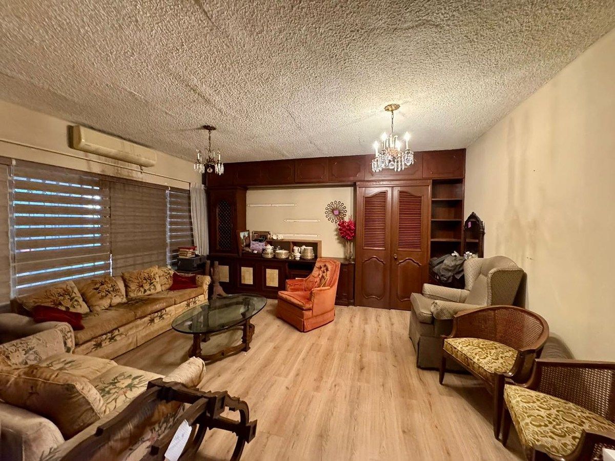 Sala con muebles de madera empotrados, foto 7 de 16