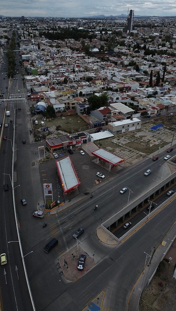 Terreno comercial sobre 2do anillo casi esquina con López Mateos - miniatura 2