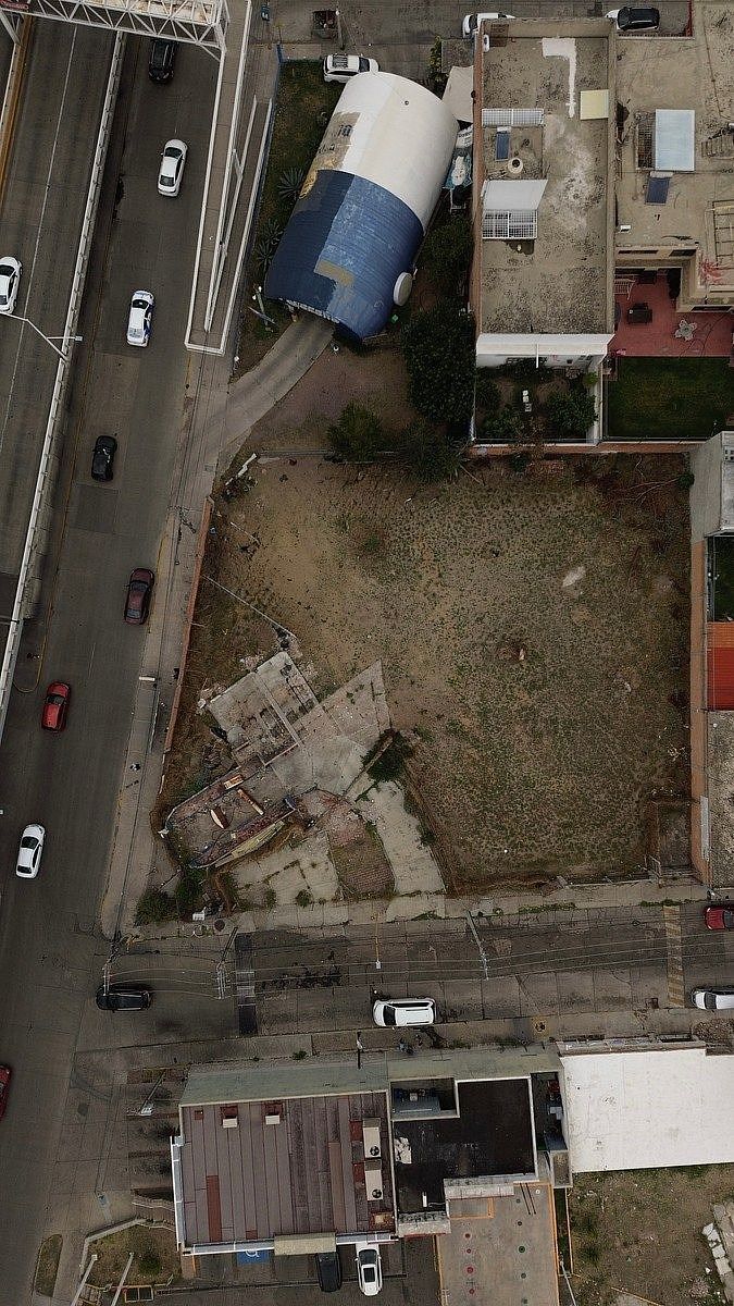 Terreno comercial sobre 2do anillo casi esquina con López Mateos - miniatura 3