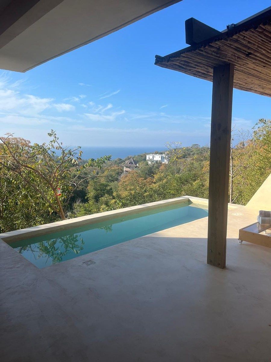 Swimming pool - working with solar panels + sea view, foto 1 de 10