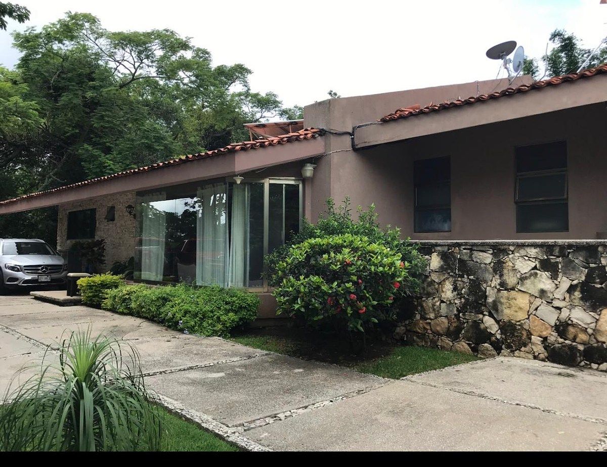 🏡 Residência com amplos espaços, privacidade e vista espetacular da cidade, foto 1 de 13
