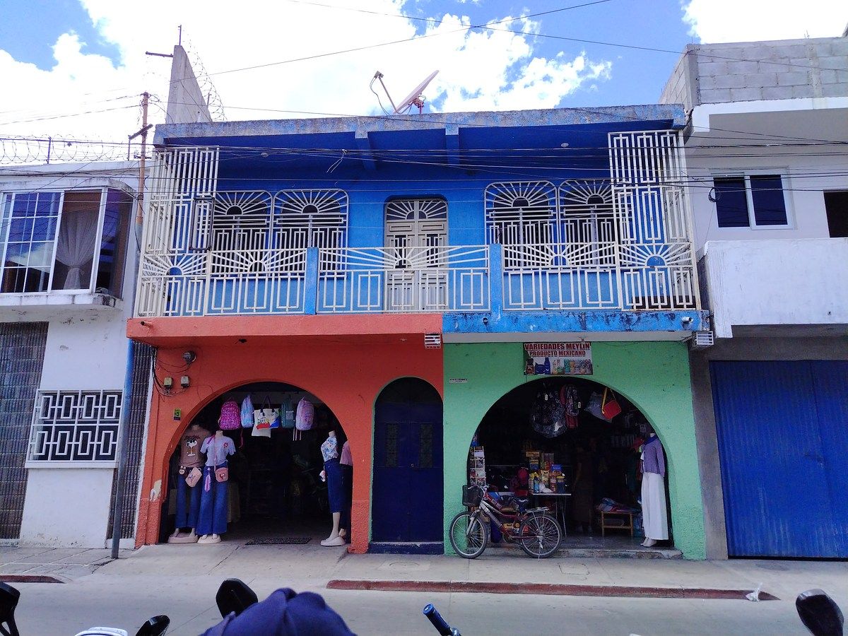 Casa en Venta con 2 Locales Comerciales en Zona 2, Jalapa