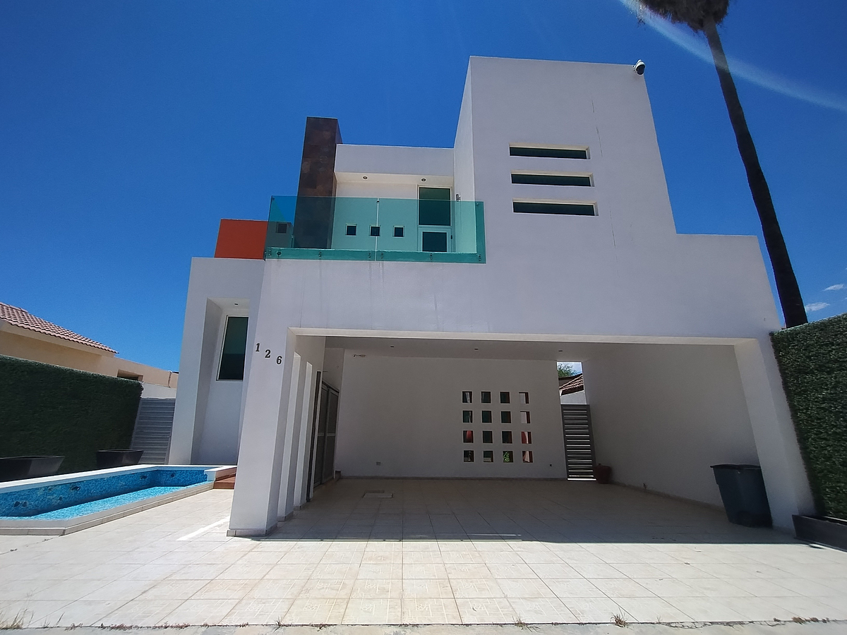 Casa en venta en Fraccionamiento Jardines de Versalles