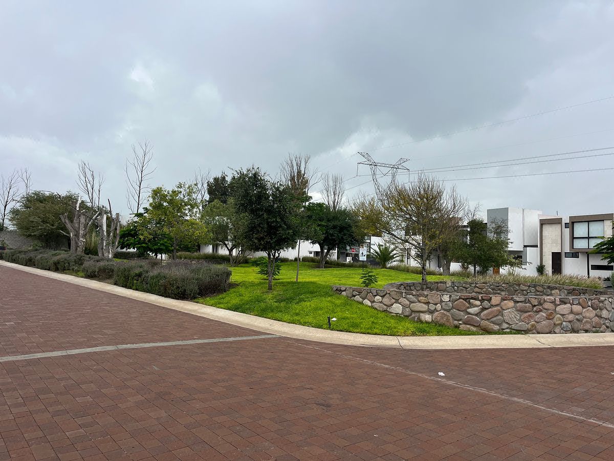Frente a área verde, foto 2 de 28