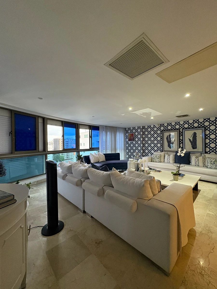 Excelente apartamento en Naco con 5 parqueos y amplia area social, foto 1 de 14