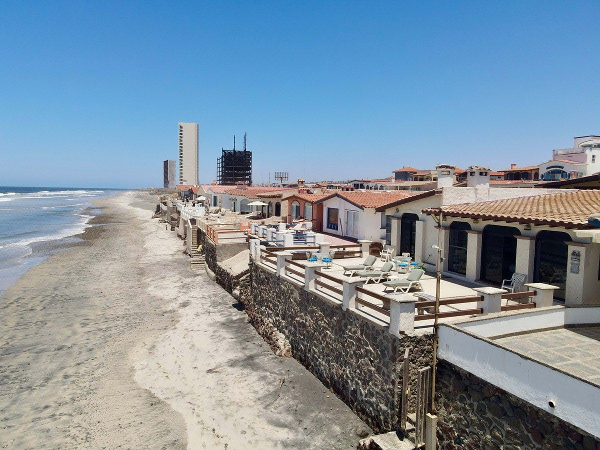 Casa Oceanfront en Venta en Baja del Mar Rosarito. Seguridad y Acceso a playa
