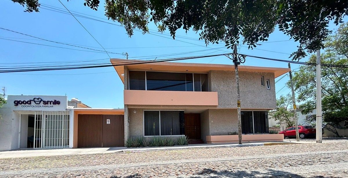 Vendo Casa com Espaço Comercial Alugado na Esquina | Carretas, foto 1 de 20