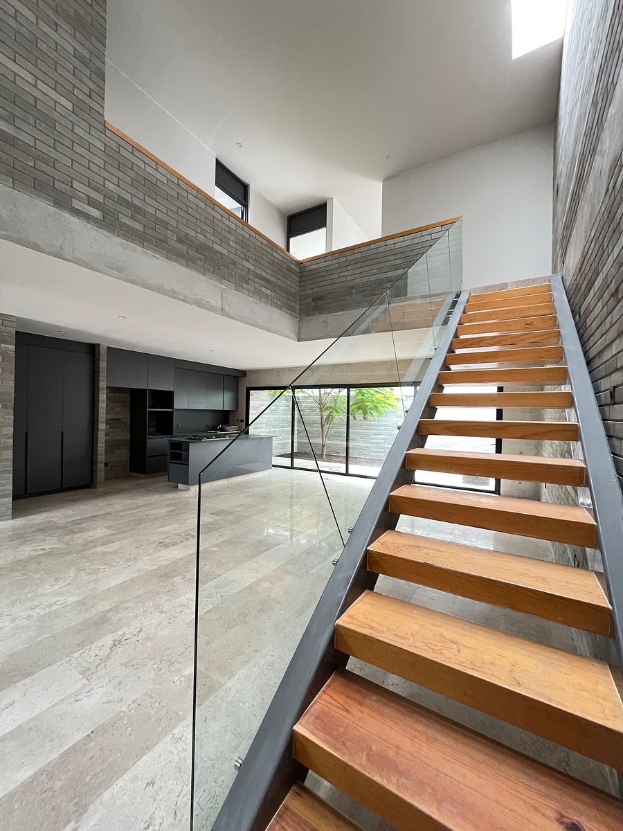 Escaleras, photo 6 of 16