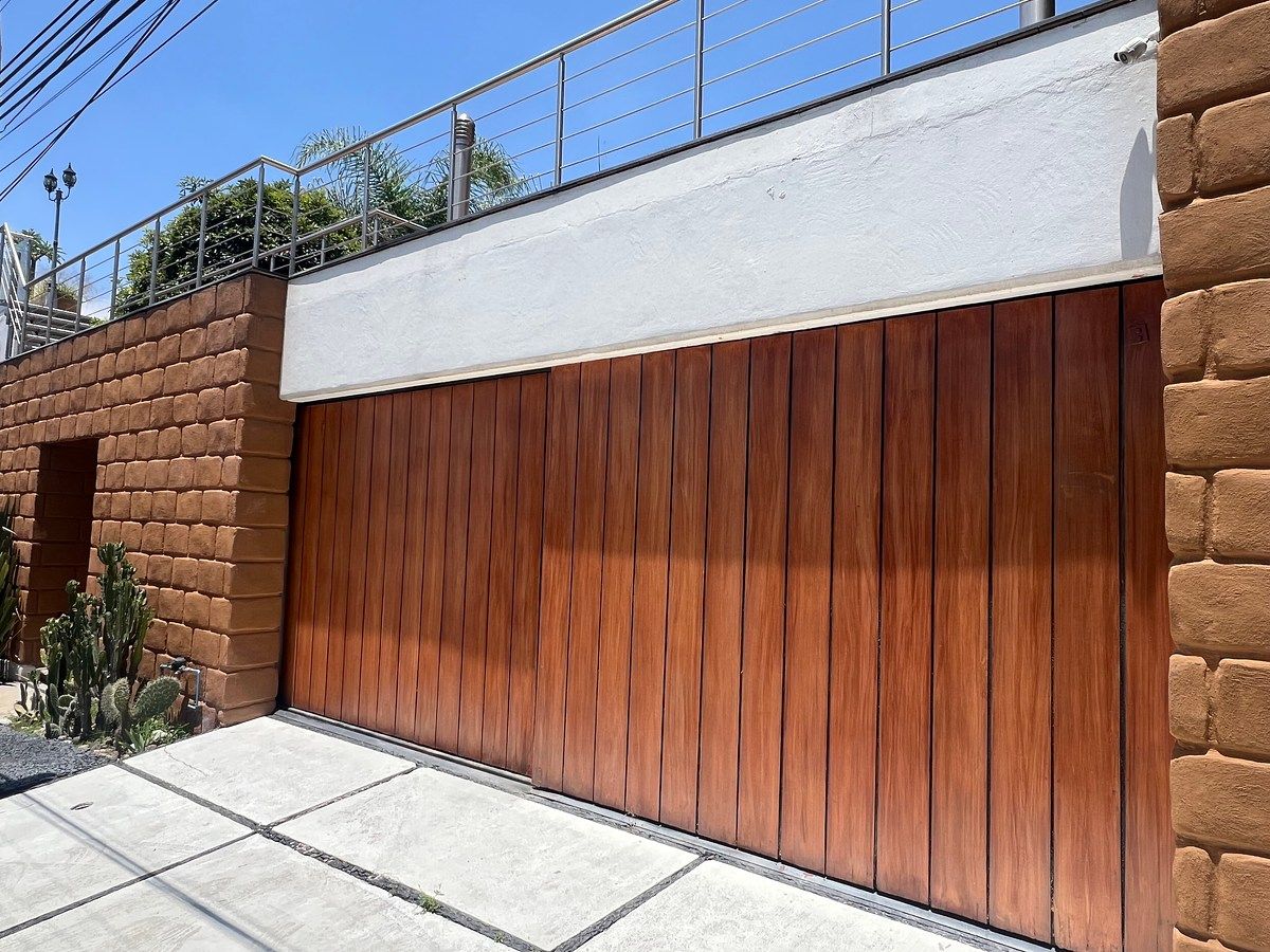 Portón de madera entrada a estacionamiento techado, foto 3 de 36