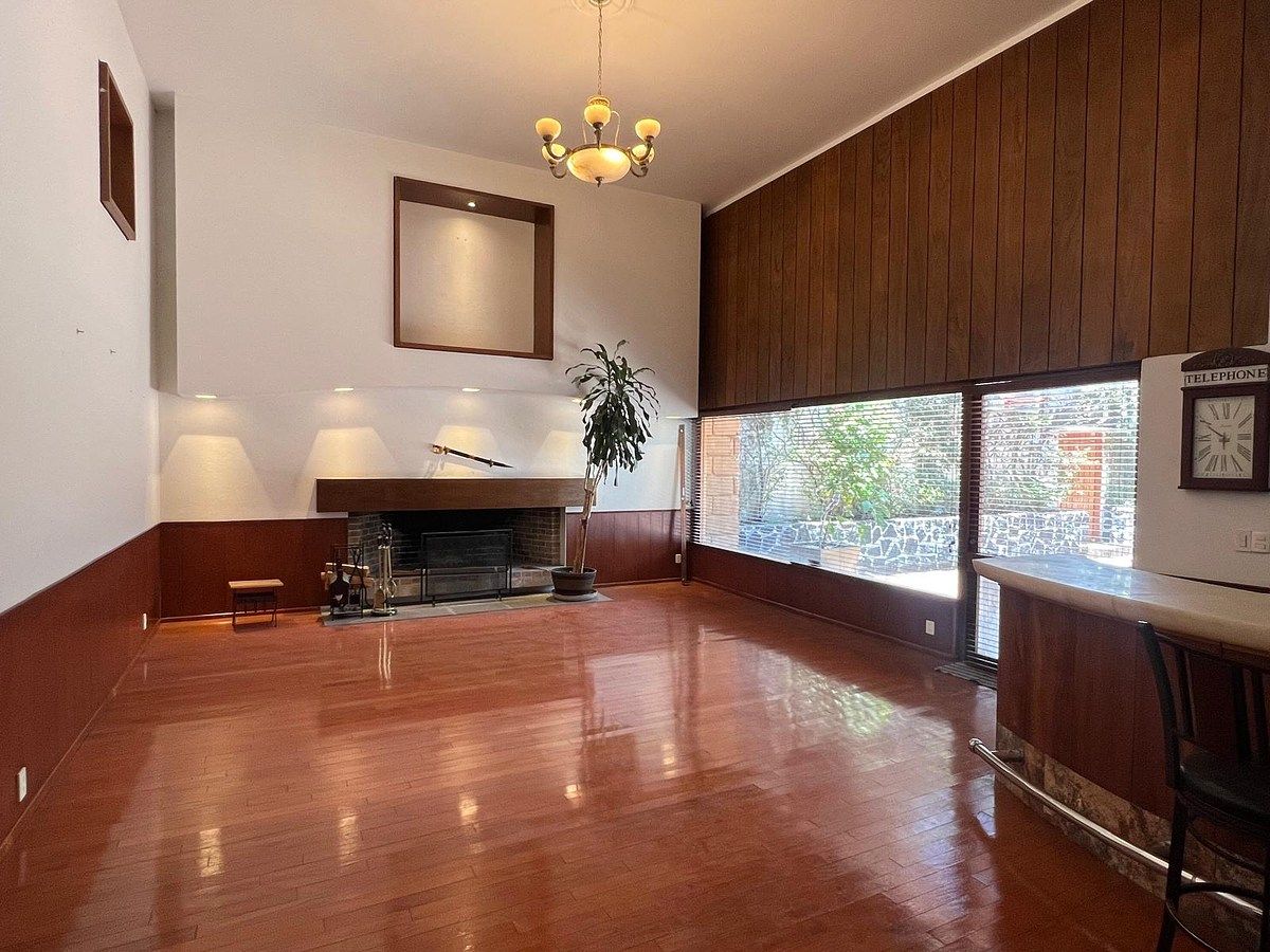 Sala principal — chimenea + doble altura, foto 9 de 36
