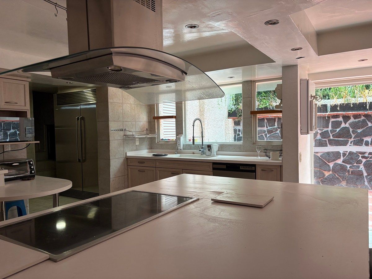 Cocina — isla + campana + ventana jardín, foto 13 de 36