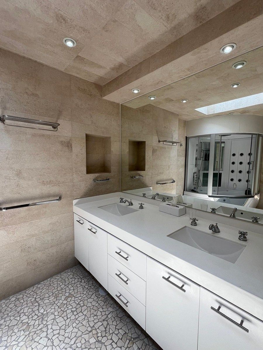 Baño principal — doble lavabo + cantera, foto 25 de 36