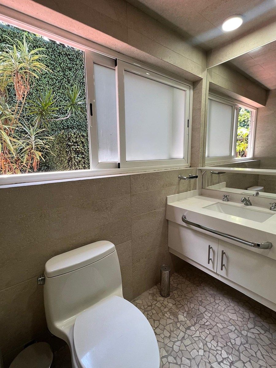 Baño con ventana al muro verde vertical, foto 27 de 36