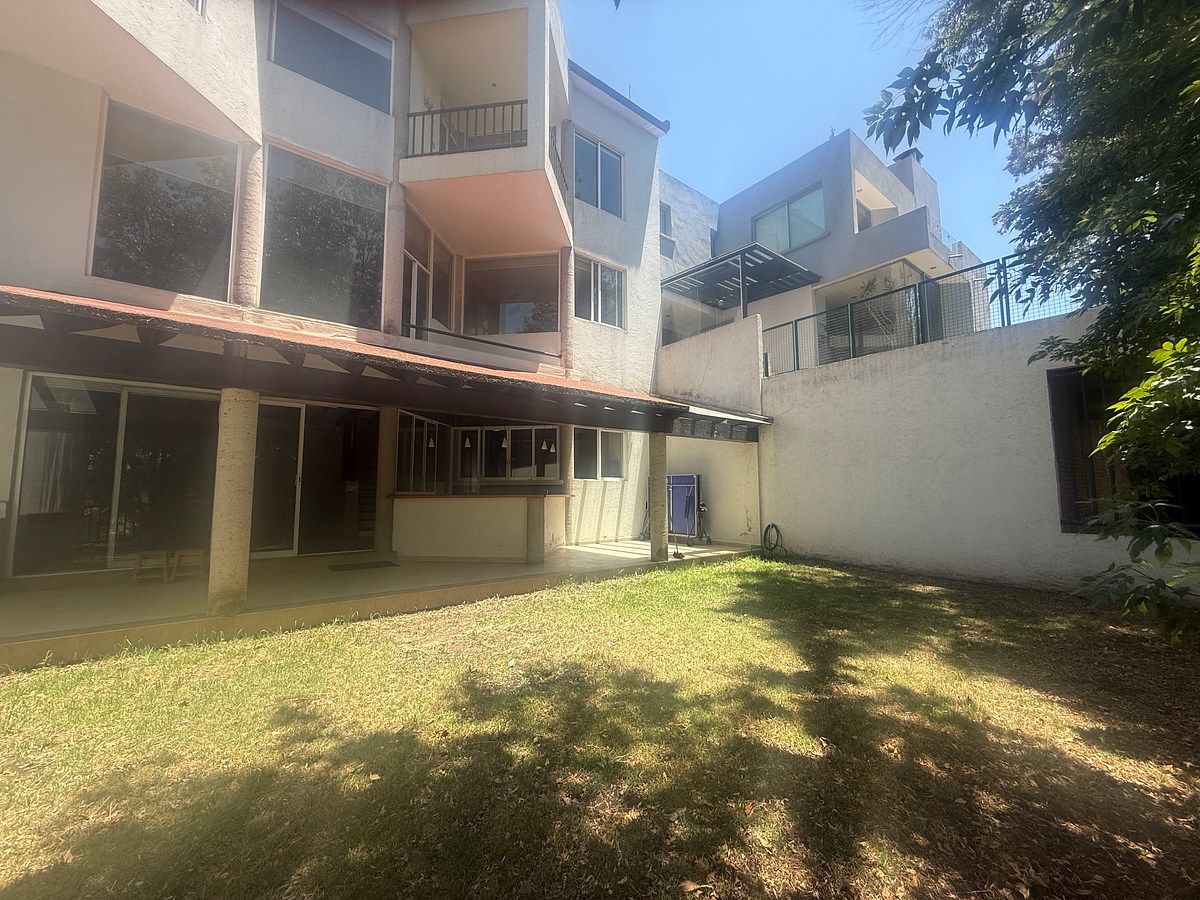 Casa con seguridad con gran jardín y 5 recámaras, foto 1 de 31