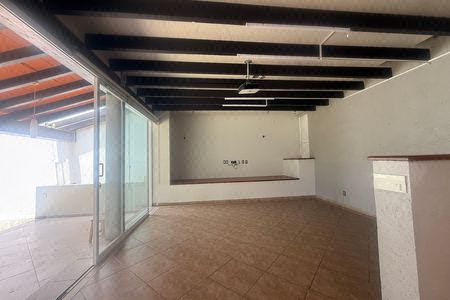 Casa con seguridad con gran jardín y 5 recámaras