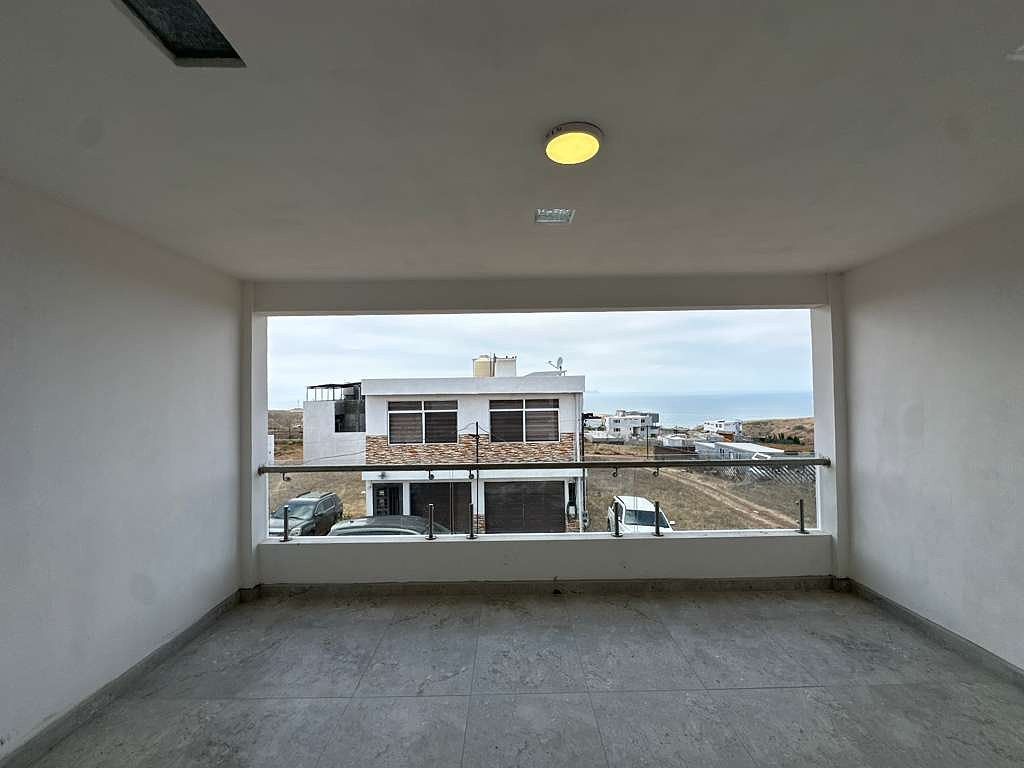 Residencia moderna con paneles solares y amplios espacios, zona de crecimiento, foto 1 de 13