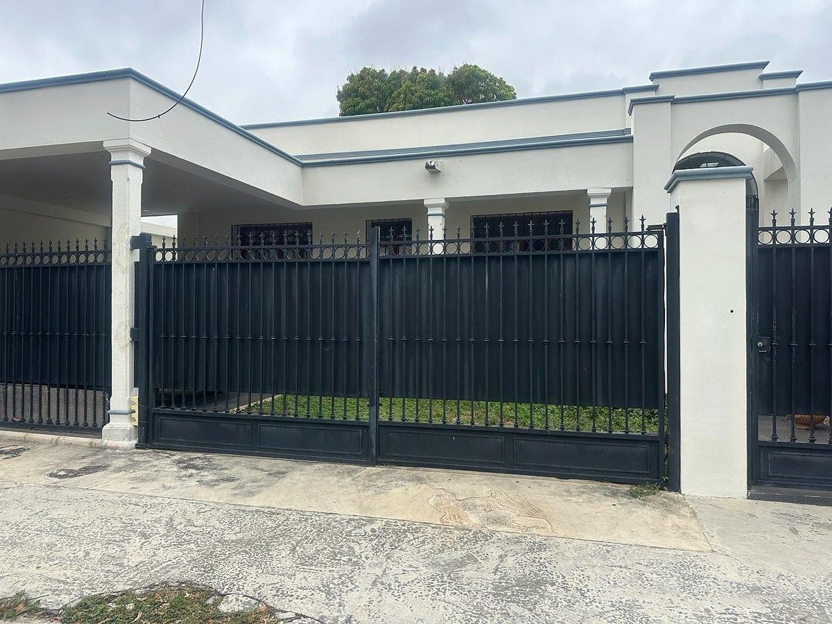 CASA EN VENTA DE UNA PLANTA PARA VIVIR O PARA REMODELAR, foto 1 de 31