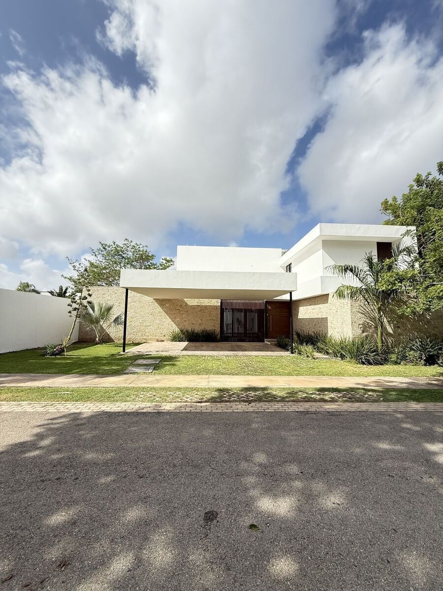 Residência de luxo em área privada, localizada em uma esquina., foto 1 de 30