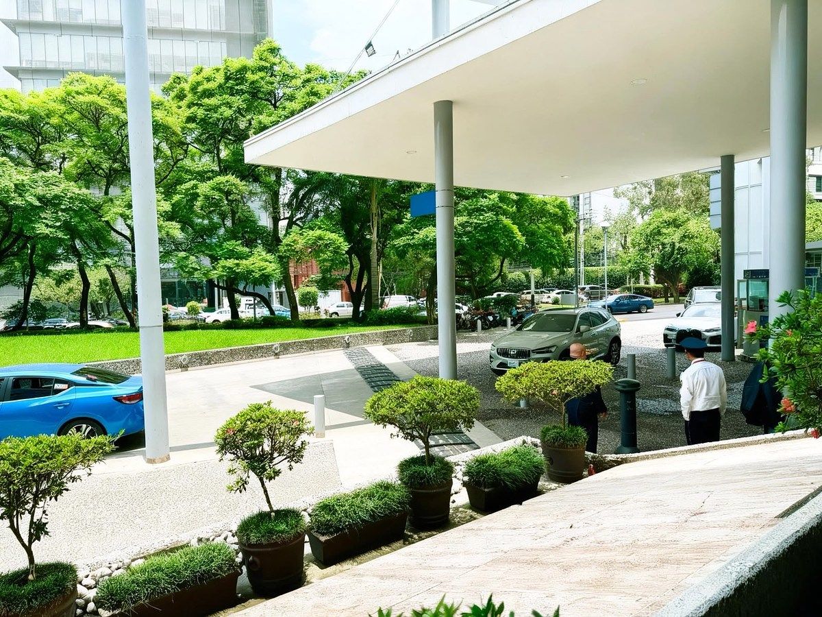 Entrada al edificio, foto 2 de 36