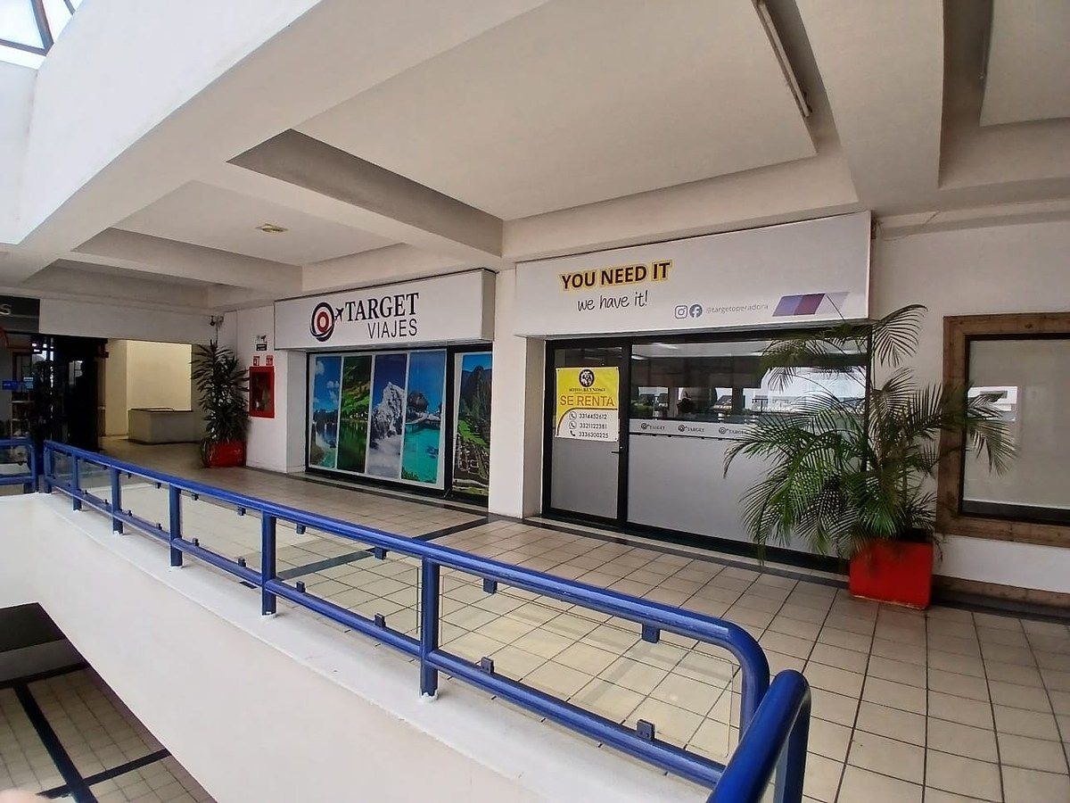 LOCAL DISPONIBLE RENTA | Pza Arcos Frente a Centro Magno, foto 1 de 9