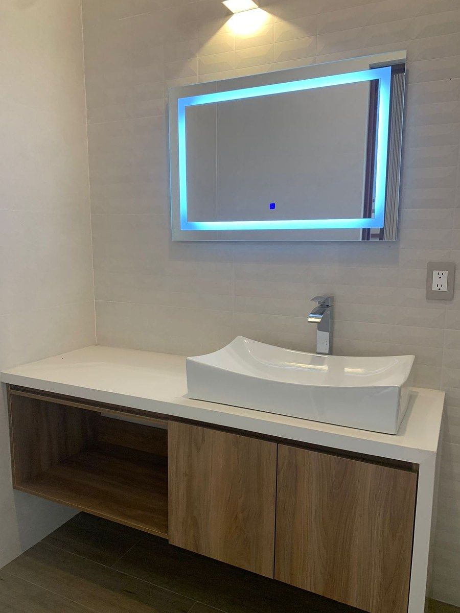 Medio baño con luz led en espejo, photo 9 of 14
