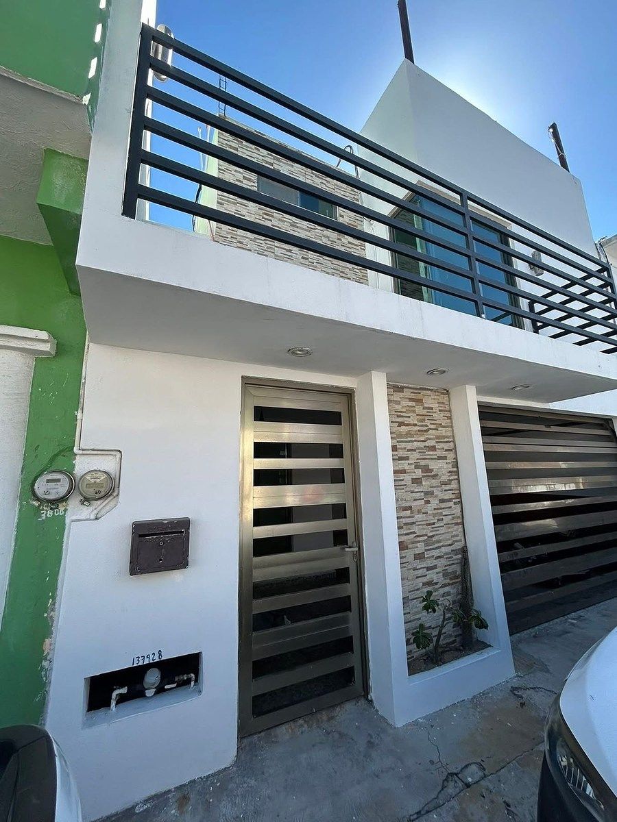 House in Iron Door, photo 1 of 9