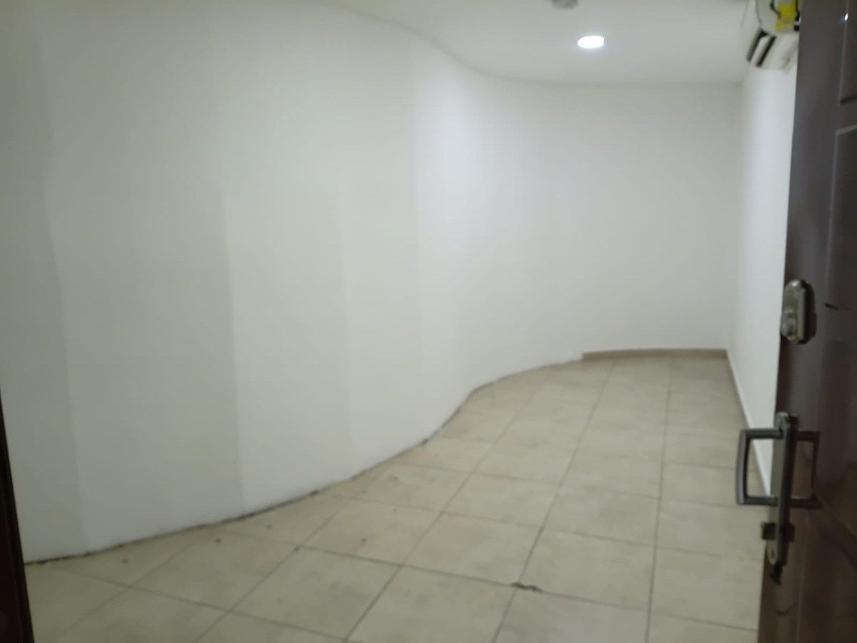 Interior del local, foto 8 de 17