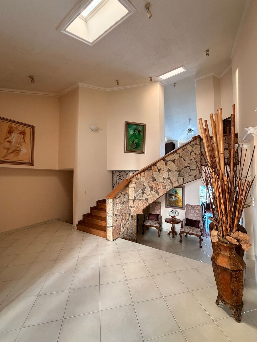 CASA DE LUJO EN VENTA EN COLONIAL DE LA SIERRA, foto 1 de 24