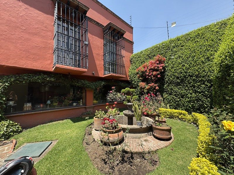 CASA ENCANTADORA À VENDA COM JARDIM E TERRAÇO NO TELHADO - VILLA COYOACAN, foto 1 de 43