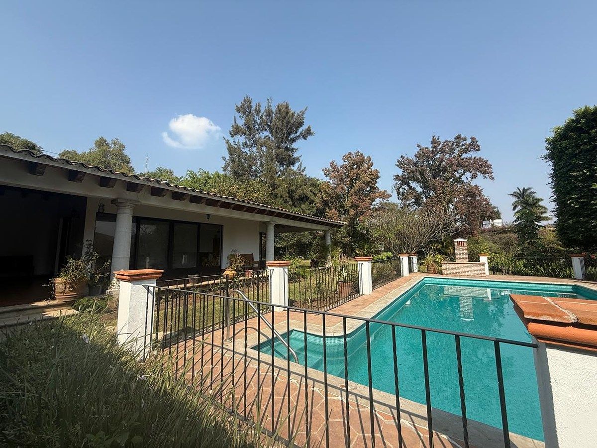 Residencia Exclusiva de un Nivel  en Fracc. Limoneros, foto 1 de 36