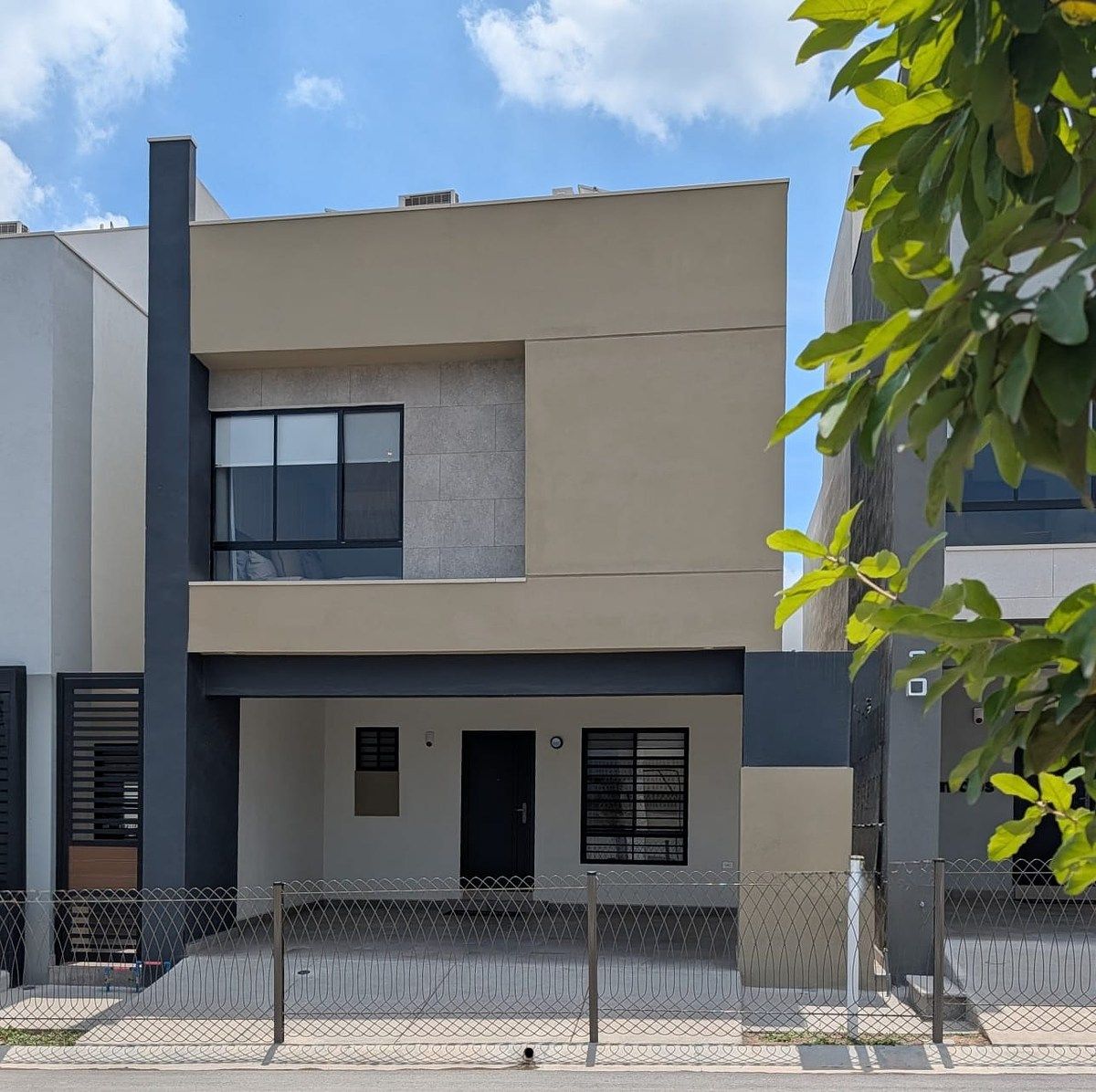 CASA EN VENTA AV. CUMBRES MADEIRA COL. VERANIA, GARCIA, foto 1 de 13
