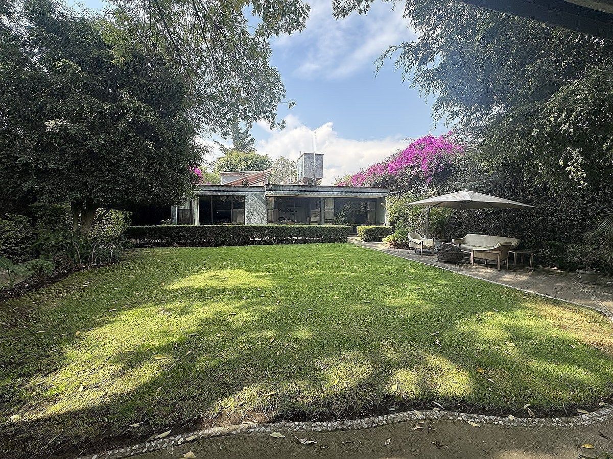 CASA EN VENTA EN PEDREGAL CON JARDÍN, foto 1 de 25