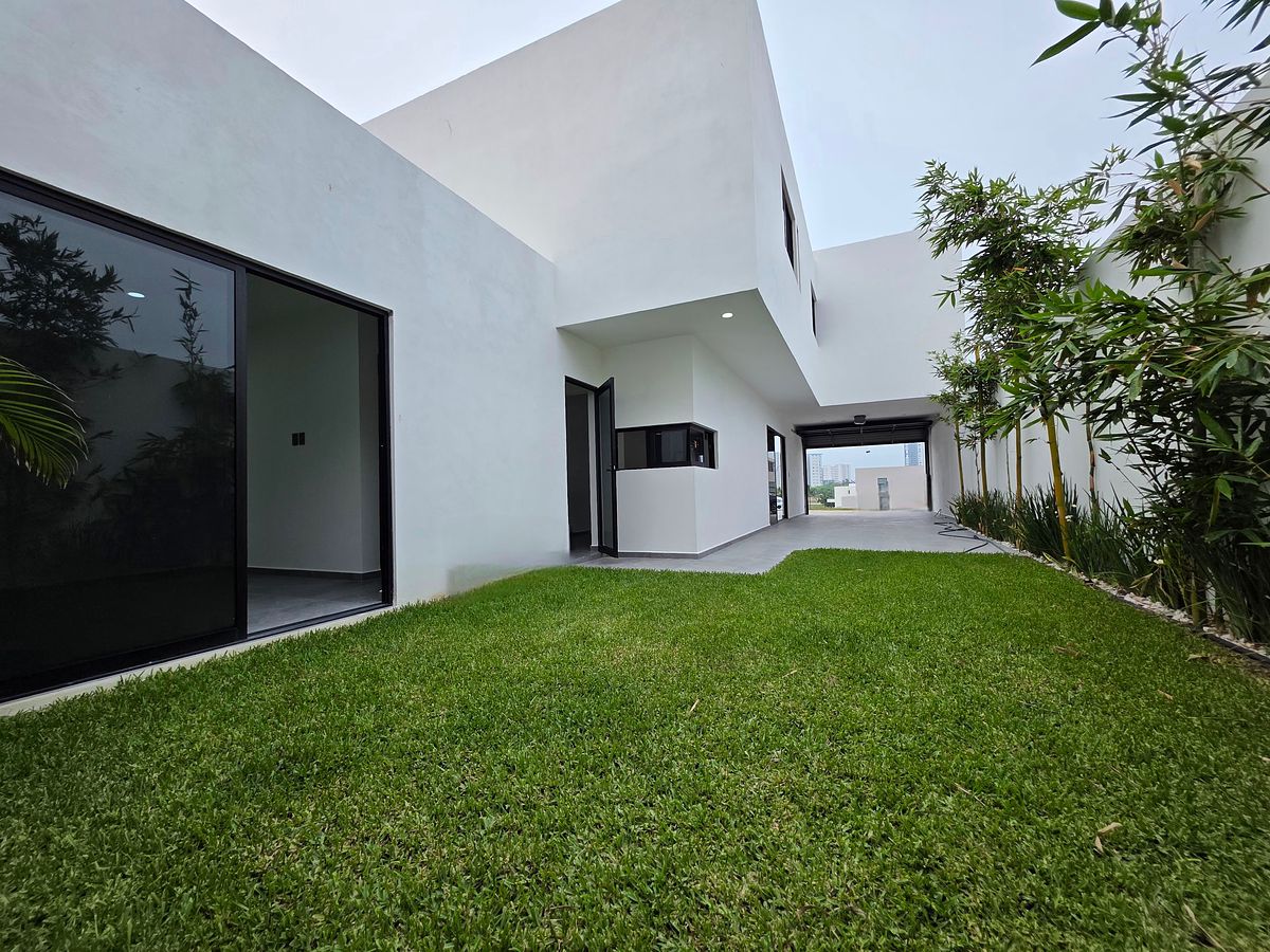 Casa en Venta con gran jardin en Punto Lomas, foto 1 de 25