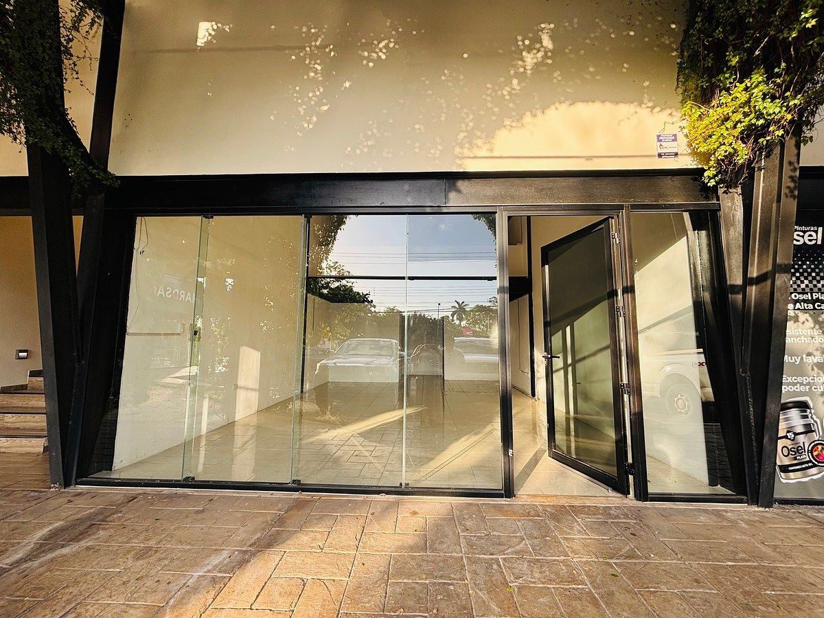 LOCAL SOBRE AVENIDA COMERCIAL DE 60 m² CON MEZANINE EN PLAZA PLANTA BAJA, MÉRIDA, foto 1 de 13