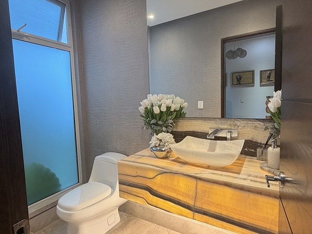 Medio baño área social, foto 11 de 34