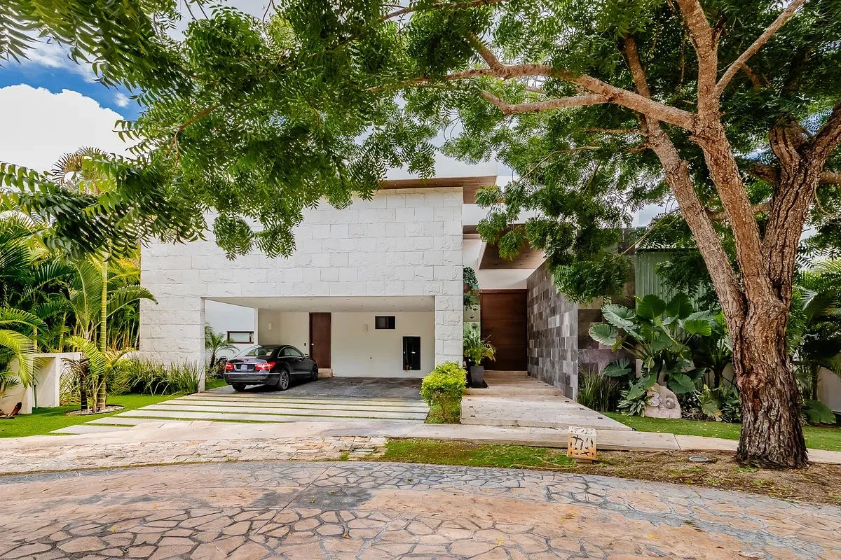 CASA DE LUXO À VENDA COM SALA DE CINEMA NO YUCATÁN COUNTRY CLUB, foto 1 de 28