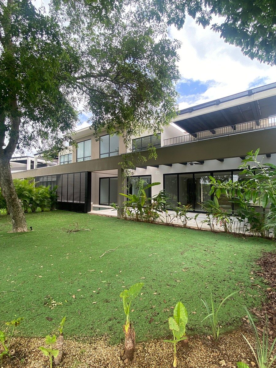 Residencia frente al campo de golf y cenote natural, en Yucatán Country Club, foto 1 de 24