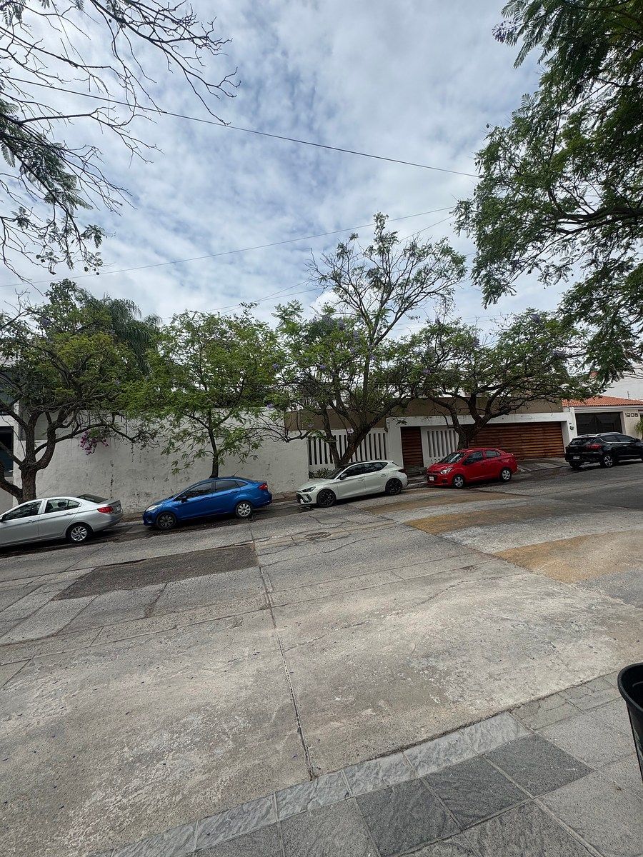 Av. Jacarandas, photo 1 of 33