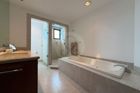 Incredible opportunity, apartment in Puerta del Lago