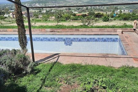 CASA DE CAMPO EN VENTA CON ALBERCA Y AMPLIO TERRENO, HUIMILPAN, QRO.