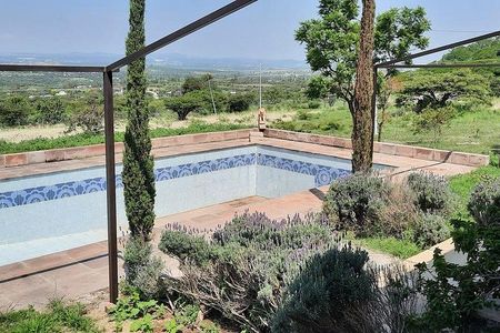 CASA DE CAMPO EN VENTA CON ALBERCA Y AMPLIO TERRENO, HUIMILPAN, QRO.