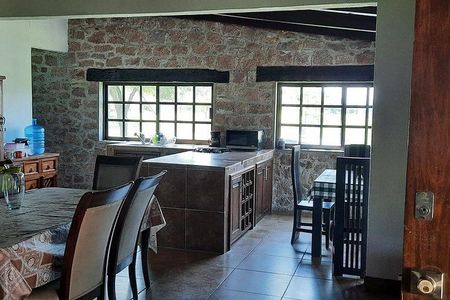 CASA DE CAMPO EN VENTA CON ALBERCA Y AMPLIO TERRENO, HUIMILPAN, QRO.