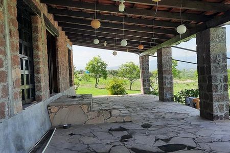 CASA DE CAMPO EN VENTA CON ALBERCA Y AMPLIO TERRENO, HUIMILPAN, QRO.