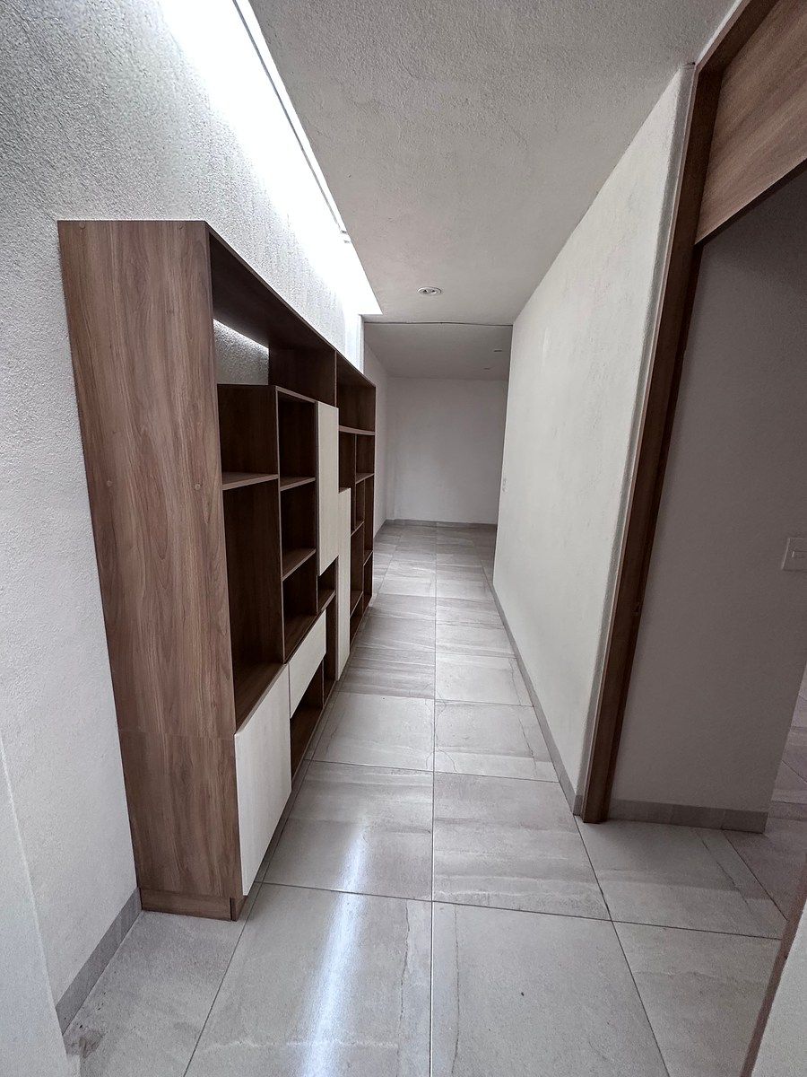 Vestíbulo que da hacia recámaras y baño, foto 13 de 22