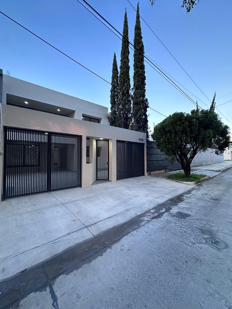 CASA EN VENTA FRENTE A PARQUE DENTRO DE PERIFERICO, foto 1 de 25