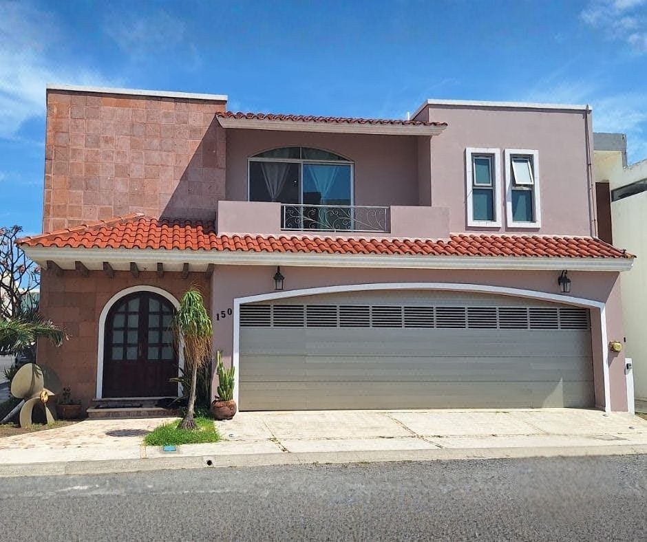 Casa en Venta con Alberca en Fraccionamiento Lomas del Sol
