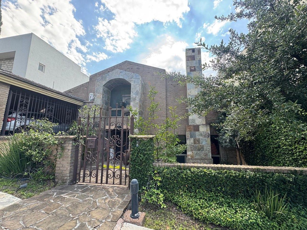 Casa à Venda no Residencial Chipinque, foto 1 de 32